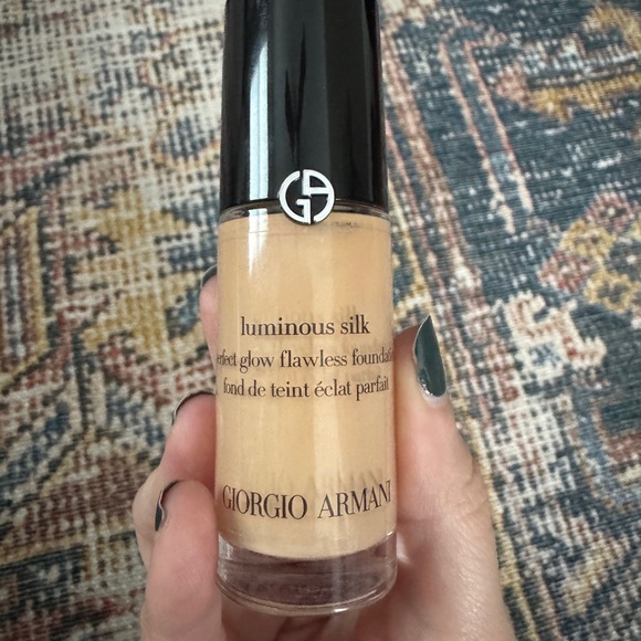 Giorgio Armani Luminous Silk Foundation - Picture 1 of 5